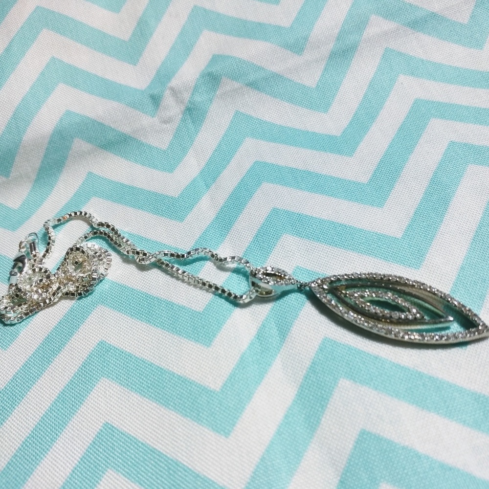 Leaf shaped pendant necklace